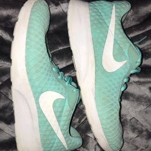 Teal women’s Nike Tanjun